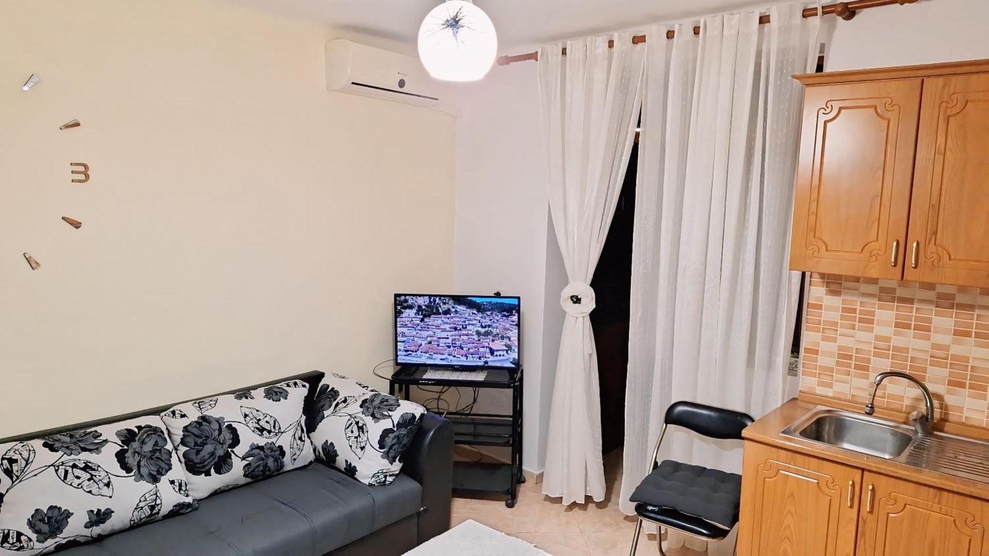 Promenade Apartment In City Centre Berat Esterno foto